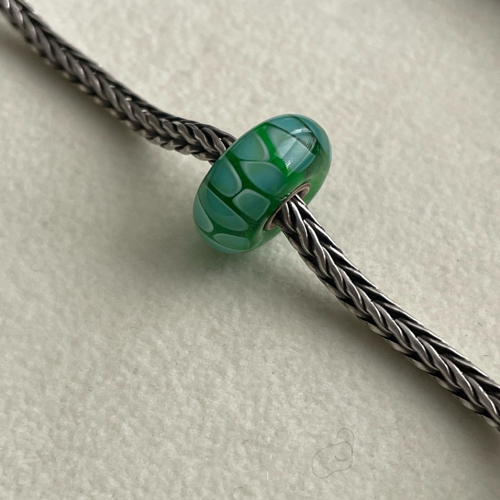 Authentic “Green shadow” Trollbead
